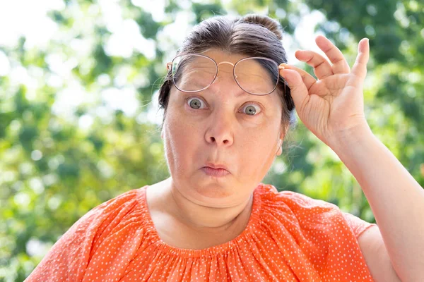 Mulher Descontente Óculos Olha Através Lentes Surpresa Humorous Facial Expressions — Fotografia de Stock