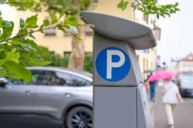 Şehir caddesinde güneş panelleri olan park yerleri, sokak parkmetresi ödemeleri, şehir hayatının ritmi, günlük hayatta teknoloji, kentsel çevrede kolaylık ve verimlilik