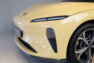 Çin markası Nio 'dan elektrikli SUV, Studio' da elektrikli ET5, showroom 'da zarif araç, sıfır emisyon ulaşım konsepti, elektrikli araba yeniliği, Frankfurt, Almanya - 2 Eylül 2023