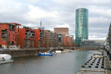 River Main ve Westhafen kulesi, modern yerleşim binaları, Gutleitviertel bölgesindeki 30 katlı Westhafen Kulesi, kıyılardaki tekne ve yatlar, Frankfurt, Almanya, uluslararası turizm