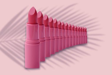 Hassas pembe izole arkaplandaki mat ruj seti, kırmızı, şeftali rengi, güzellik ürünleri yakın plan, dekoratif kozmetik, makyaj eğilimleri, dudak bakımı, güzellik rutini