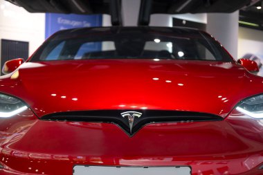 Ultra Red elektrikli araç Tesla Model X Studio 'da, SUV Powertrain showroom' da, li-ion 4680 pil, alternatif enerji geliştirme konsepti, Elon Musk şirketi, Frankfurt, Almanya - 26 Eylül 2023