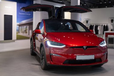 Ultra Red elektrikli araç Tesla Model X Studio 'da, SUV Powertrain showroom' da, li-ion 4680 pil, alternatif enerji geliştirme konsepti, Elon Musk şirketi, Frankfurt, Almanya - 26 Eylül 2023