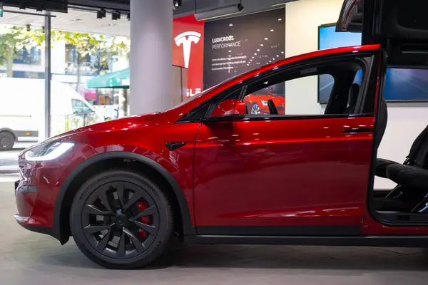 Ultra Red elektrikli araç Tesla Model X Studio 'da, SUV Powertrain showroom' da, Green Driving, alternatif enerji geliştirme konsepti, Elon Musk Company, Frankfurt, Almanya - 26 Eylül 2023