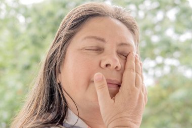 Yetişkin karizmatik bir kadının 50 yıl boyunca el ele tutuşması, göz ağrısı tedavisi tıbbi acil durum, göz ağrısı, keskin his, yabancı beden hissi, görme bozukluğu veya ağır rahatsızlık.