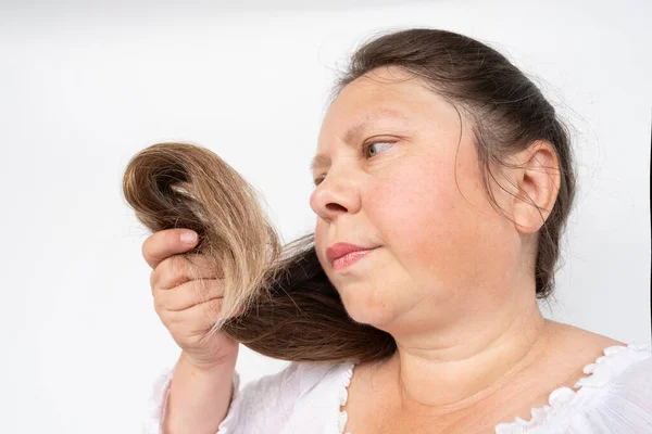 Kadının Kişisel Bakım Rutininde Saç Teftişinin Rolünü Imaj Üzerindeki Etkisini — Stok fotoğraf