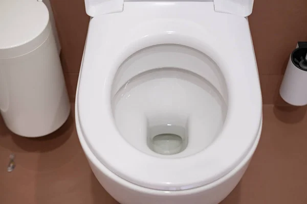 Kişisel Hijyen Eylemini Göstermek Için Tuvalete Dökmek Sifonu Çekme Süreci — Stok fotoğraf