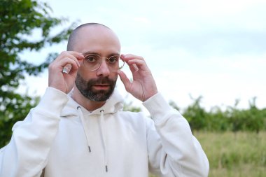 30 yaşındaki gözlüklü genç adam merceklerden, konsept insan sağlığından, görsel berraklığı arttıran gözlüklerden ve miyoplara dikkat eden düzenli göz muayenesinden geçer.