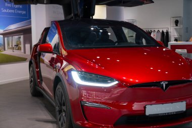 Ultra Red elektrikli araç Tesla Model X Studio 'da, SUV Powertrain showroom' da, li-ion 4680 pil, alternatif enerji geliştirme konsepti, Elon Musk şirketi, Frankfurt, Almanya - 26 Eylül 2023