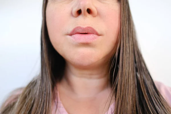 紧闭成熟女性的脸 丰满的嘴唇40 50岁女性 化妆品概念 唇隆起 矫正手术 化妆品程序 与年龄有关的变化 美学注射美容 — 图库照片