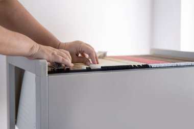 kadın elleri Doküman Depolama, Ev Arşivi, Kayıt Saklama, Bilgi Toplama, Dosya Düzenleme, Belge İndeksleme, Dosya Sistemi 'ndeki klasörler aracılığıyla