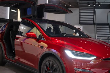 Ultra Red elektrikli araç Tesla Model X Studio 'da, SUV Powertrain showroom' da, Green Driving, alternatif enerji geliştirme konsepti, Elon Musk Company, Frankfurt, Almanya - 26 Eylül 2023