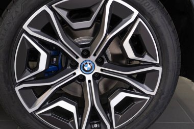 Stüdyo 'da BMW arabasının kalibreleri, showroom' da Exterieur elektrikli araç, Alman markalı otomotiv üreticisi Frankfurt, 11 Ekim 2023