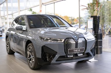 Stüdyoda BMW elektrikli SUV model ix, Showroom 'da Exterieur elektrikli araç, alternatif enerji geliştirme konsepti, Alman markalı otomotiv üreticisi, Frankfurt - 11 Ekim 2023