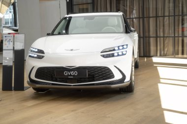 beyaz elektrikli Hyundai Genesis GV60 Studio, popüler Kore elektrikli SUV aracı showroom, alternatif enerji geliştirme, High Tech Technology, Frankfurt, Almanya - 2 Eylül 2023
