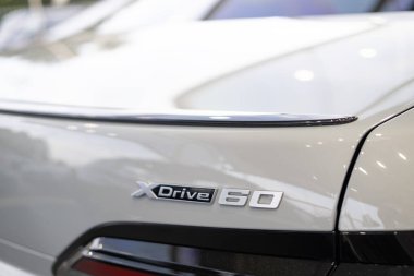 Yakın plan gri BMW elektrikli i7 xDrive60 Studio, Exterieur G70 BEV araç showroom, alternatif enerji geliştirme konsepti, Alman markalı otomotiv üreticisi Frankfurt - 11 Ekim 2023