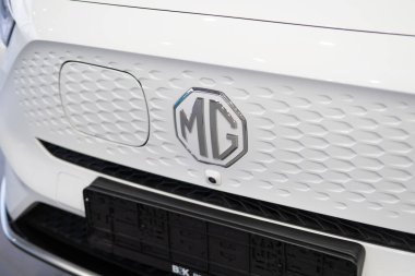 Yakın plan beyaz MG Otomobil Logosu markası Nanjing Otomobil, konsept Otomotiv Reklam ve Pazarlama, İngiliz otomobil üreticisi Frankfurt, 11 Ekim 2023