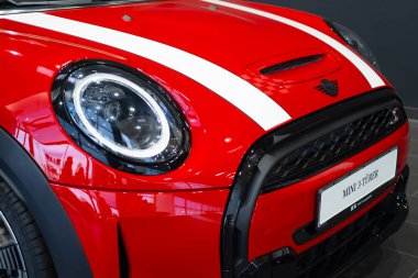 Otomotiv otomotiv endüstrisi Mini Cooper BMW, British Motor Corporation BM in showroom, Advertising in Automotive Industry, Frankfurt - 11 Ekim 2023 