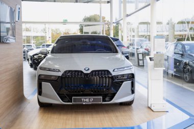 Yakın plan gri BMW elektrikli i7 xDrive60 Studio, Exterieur G70 BEV araç showroom, alternatif enerji geliştirme konsepti, Alman markalı otomotiv üreticisi Frankfurt - 11 Ekim 2023