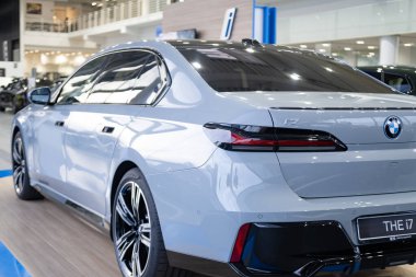 Yakın plan gri BMW elektrikli i7 xDrive60 Studio, Exterieur G70 BEV araç showroom, alternatif enerji geliştirme konsepti, Alman markalı otomotiv üreticisi Frankfurt - 11 Ekim 2023