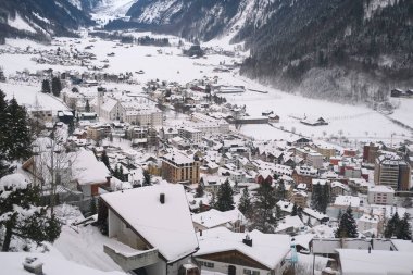Kışın dağ geçidinde karla kaplı bir köy, dağ manzaraları, dağ turizmi, kış tatili, çığ güvenliği