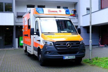 Sokağa park etmiş ambulans, acil tıbbi yardım, Alman sağlık hizmetleri, hızlı müdahale araçları, yoğun bakım, Frankfurt, Almanya - 15 Ekim 2022