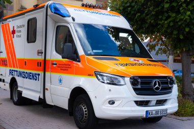 Kilisede park etmiş ambulans, acil tıbbi yardım, Alman sağlık hizmetleri, hızlı müdahale araçları, yoğun bakım, Frankfurt, Almanya - 15 Ekim 2023