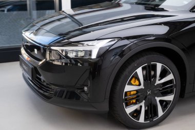 Stüdyoda Polestar 2 araba modeli, Volvos EV yan kuruluşu, galeride gri elektrikli yolcu aracı, alternatif enerji geliştirme, High Tech Technology, Frankfurt, Almanya - 2 Eylül 2023 