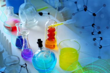 7-9 yaşlarında bir çocuk, ilkokul öğrencisi, kimyasal deneyler yapıyor, cam şişelere renkli sıvılar döküyor, renkleri karıştırıyor, okul eğitimi kavramı, kimya üzerine elle çalışma yapıyor.