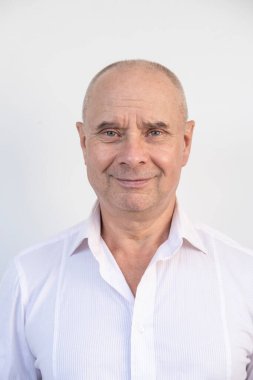 Pozitif yaşlı 60-65 yaş arası vatandaş, hayattan zevk alıyor ve gülümsüyor, beyaz arka planda erkek yüzünü kapatıyor, zihinsel insan sağlığı kavramı, yetişkinlikte iyimserlik