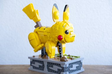 LEGO parçalarından, Pikachu figüründen, çocukların gelişimindeki oyuncaklardan, Eğitim Oyunları, Pokemon Fan Culture, Frankfurt - Ekim, 28, 2023
