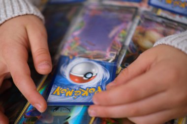 Pozitif çocuk Pokemon Ticaret Kart Oyunu, çocuklar için tahsil edilebilir kart oyunu, arkadaşlarla savaş, Eğitim Oyunları, Pokemon Fan Culture, Frankfurt - Ekim, 28, 2023