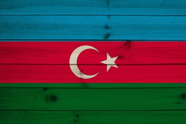renkli ulusal bayrak, Azerbaycan 'ın tahta duvardaki egemenliği ve bağımsızlığını, eşsiz kültürel ve siyasi kimlik kavramını, turizmi, göçü, ekonomiyi ve siyaseti temsil ediyor.