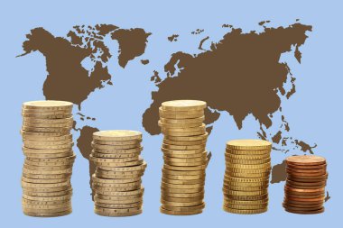 Dünya haritasının arka planına, Avrupa Birliği 'nin parasına, mali planlamaya ve girişimcilik konseptine karşı Avrupa sikkeleri yığını