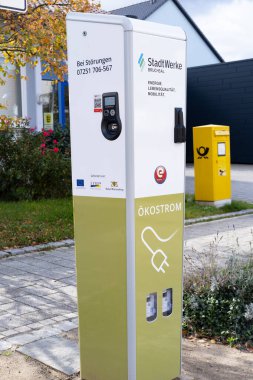 Stadtwerke Bruchsal kamu elektrik şarj aracı, elektrik kablo, alternatif enerji, teknoloji, Karlsdorf-Neuthard, Almanya - 16 Ekim 2023