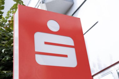 S Sparkasse harfli pankart, yerel hükümet tarafından kontrol edilen tasarruf bankaları, Alman Bankacılık Sistemi, Karlsdorf-Neuthard, Almanya - 16 Ekim 2023