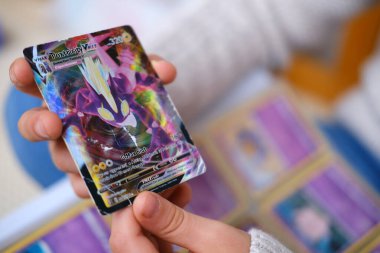 Pokemon Kart Oyunu ile oynayan pozitif çocuk, çocuklar için koleksiyon kartı oyunu, arkadaşlarla savaş, Eğitim Oyunları, Pokemon Fan Kültürü, Frankfurt - Ekim, 28, 2023