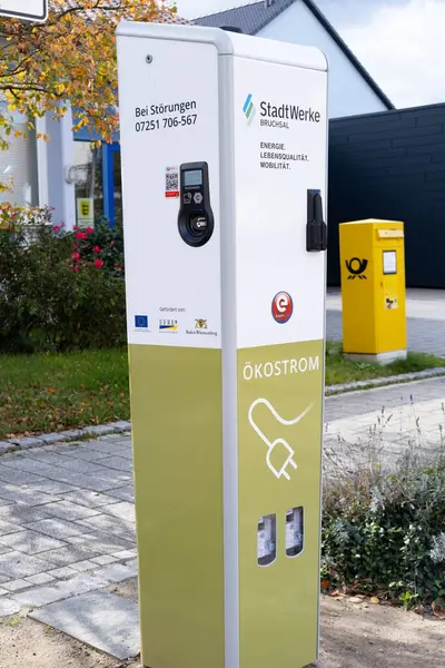 Stadtwerke Bruchsal kamu elektrik şarj aracı, elektrik kablo, alternatif enerji, teknoloji, Karlsdorf-Neuthard, Almanya - 16 Ekim 2023