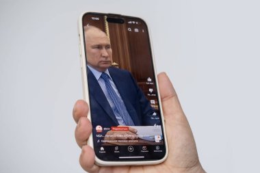 Rusya Devlet Başkanı Vladimir Putin 'in cep telefonu ekranında röportajı, Ukrayna ve Rusya' daki çatışma haberleri, askeri olaylar, iPhone kadınların elinde, Frankfurt, Almanya - 1 Eylül 2023