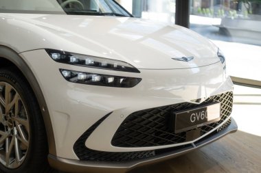 beyaz elektrikli Hyundai Genesis GV60 Studio, popüler Kore elektrikli SUV aracı showroom, alternatif enerji geliştirme, High Tech Technology, Frankfurt, Almanya - 2 Eylül 2023