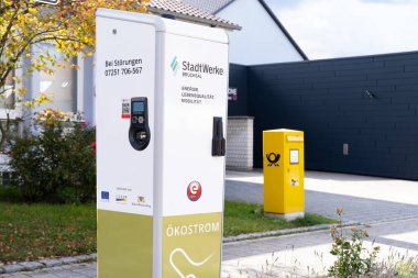 Kamu Gücü Charger Stadtwerke Bruchsal, elektrik santrali kablo, alternatif enerji, teknoloji ve yenilik yoluyla şarj ediliyor, Karlsdorf-Neuthard, Almanya - 16 Ekim 2023