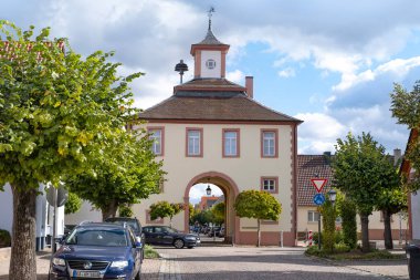 Karlsdorf-Neuthard 'ın tarihi şehir merkezinde, Amalienstrasse 35' teki eski belediye binası, şimdi bu yerel müze, şehir simgesi, Karlsdorf-Neuthard, Almanya - 16 Ekim 2023