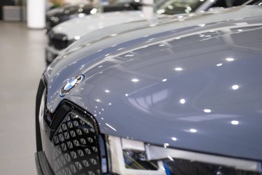 Stüdyoda BMW elektrikli SUV model ix, Showroom 'da Exterieur elektrikli araç, alternatif enerji geliştirme konsepti, Alman markalı otomotiv üreticisi, Frankfurt - 11 Ekim 2023