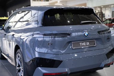 Yakın plan gri BMW elektrikli SUV model ix in Studio, Exterieur araç in showroom, alternatif enerji geliştirme konsepti, Alman markalı otomotiv üreticisi, Frankfurt - 11 Ekim 2023