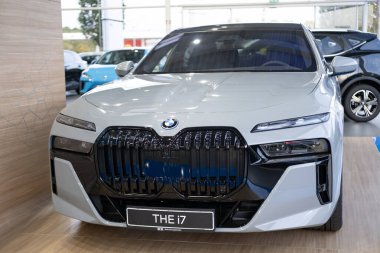Yakın plan gri BMW elektrikli i7 xDrive60 Studio, Exterieur G70 BEV araç showroom, alternatif enerji geliştirme konsepti, Alman markalı otomotiv üreticisi Frankfurt - 11 Ekim 2023