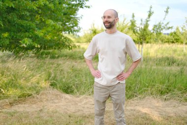 Doğada 30 yaşında ciddi bir erkek, Dudaklara İnce Gülümseme, Psikoloji ve Etki, Ciddiyet ve Kararlılık, Üçüncü Yıldaki Akıl Sağlığı, Açık Hava Meditasyonu, Aktif Yaşam Tarzı