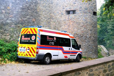Kentin antik duvarına park edilmiş ambulans, acil tıbbi yardım, Alman sağlık hizmetleri, hızlı müdahale araçları, yoğun bakım, Frankfurt, Almanya - 15 Ekim 2022