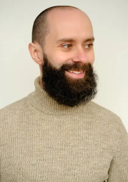 yakın plan erkek yüzü, genç düşünceli sakallı ve bıyıklı adam, 30 yıldır gülümseyen ve yüzünü çeviren tatmin olmuş adam, insan sağlığı anlayışı, iyi ruh hali, iyimserlik