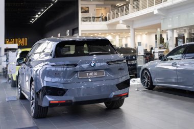 Yakın plan gri BMW elektrikli SUV model ix in Studio, Exterieur araç in showroom, alternatif enerji geliştirme konsepti, Alman markalı otomotiv üreticisi, Frankfurt - 11 Ekim 2023
