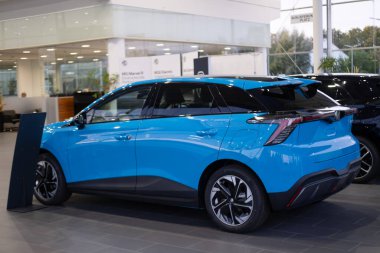 Yakın plan mavi MG Car modeli 4, elektrikli Çinli firma marka Nanjing Automobile, showroom, alternatif enerji, konsept reklamcılık ve pazarlama, Auto Styling, Frankfurt - 11 Ekim 2023